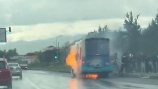 Otobüs bir anda alev aldı, yolcular panikle kaçtı