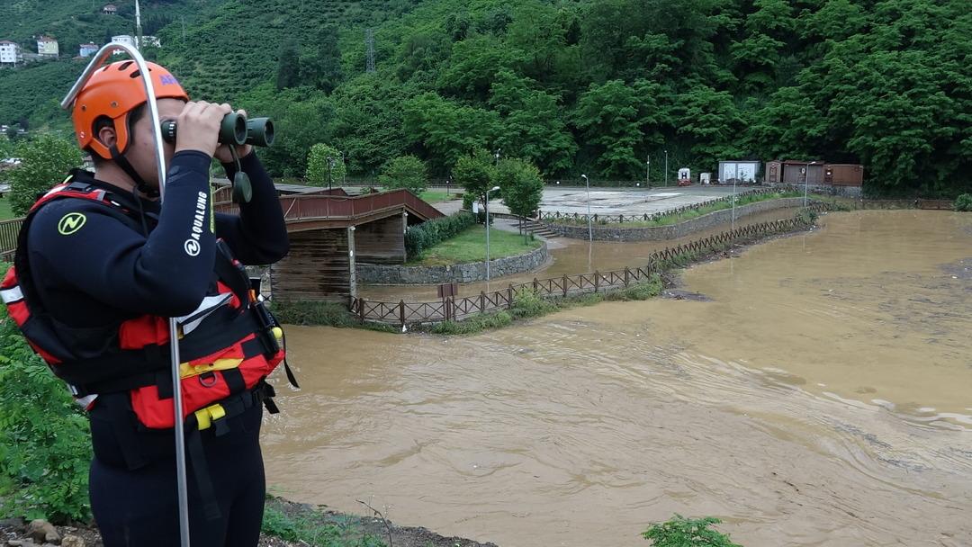 Trabzon'daki sel sonrası tablo g&uuml;n ağarınca ortaya &ccedil;ıktı! Kayıp bir kişi aranıyor