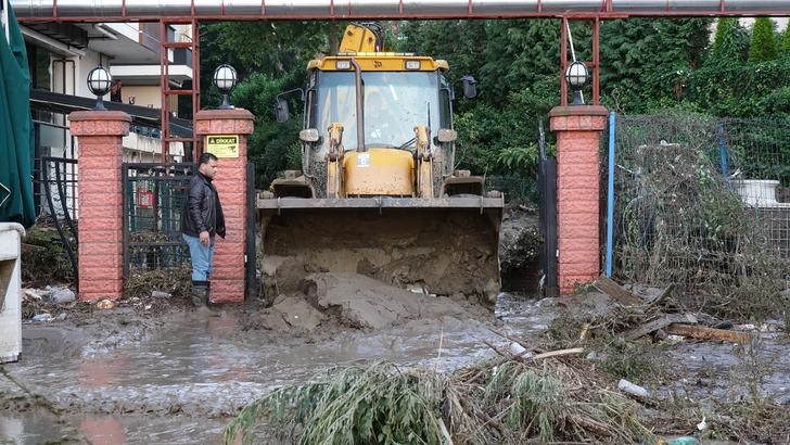 Trabzon'daki sel sonrası tablo gün ağarınca ortaya çıktı! Kayıp bir kişi aranıyor G4
