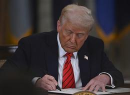 Trump, çelik ve alüminyum tarifelerinin yüzde 50'ye çıkarılmasına dair kararnameyi imzaladı