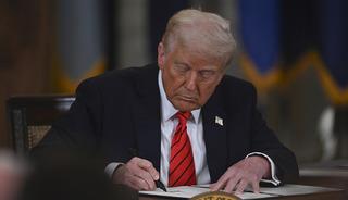 Trump, çelik ve alüminyum tarifelerinin yüzde 50'ye çıkarılmasına dair kararnameyi imzaladı