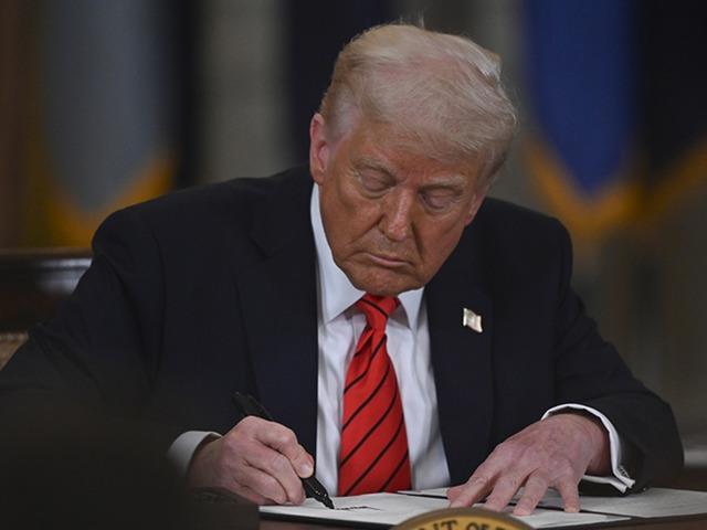 Trump, çelik ve alüminyum tarifelerinin yüzde 50'ye çıkarılmasına dair kararnameyi imzaladı