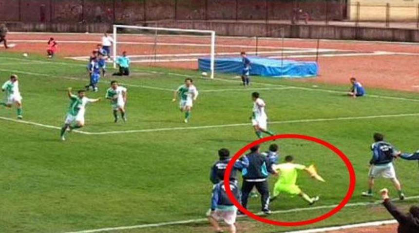 Hakemi b&ouml;yle sakatladılar (GALERİ)