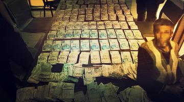 Parayı masaya koydular sığmadı! Hepsi bir dilencinin üzerinden çıktı