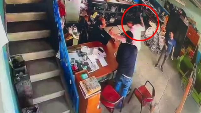  Çekiçle başına vurup yere yıktı - haber.mynet.com 04.06.2025 13:18