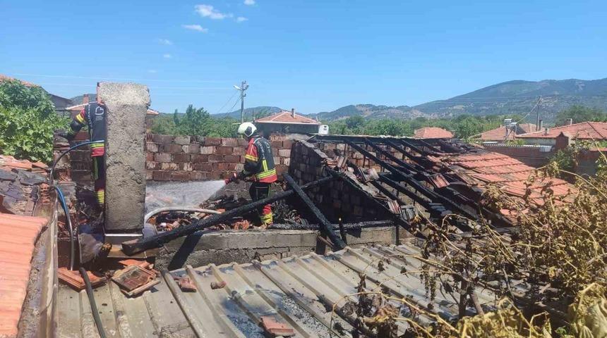 Burhaniye’de odunlukta çıkan yangın eve sıçradı