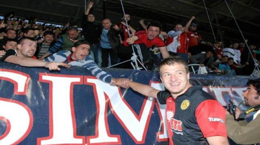 Batuhan bı&ccedil;ak altında!