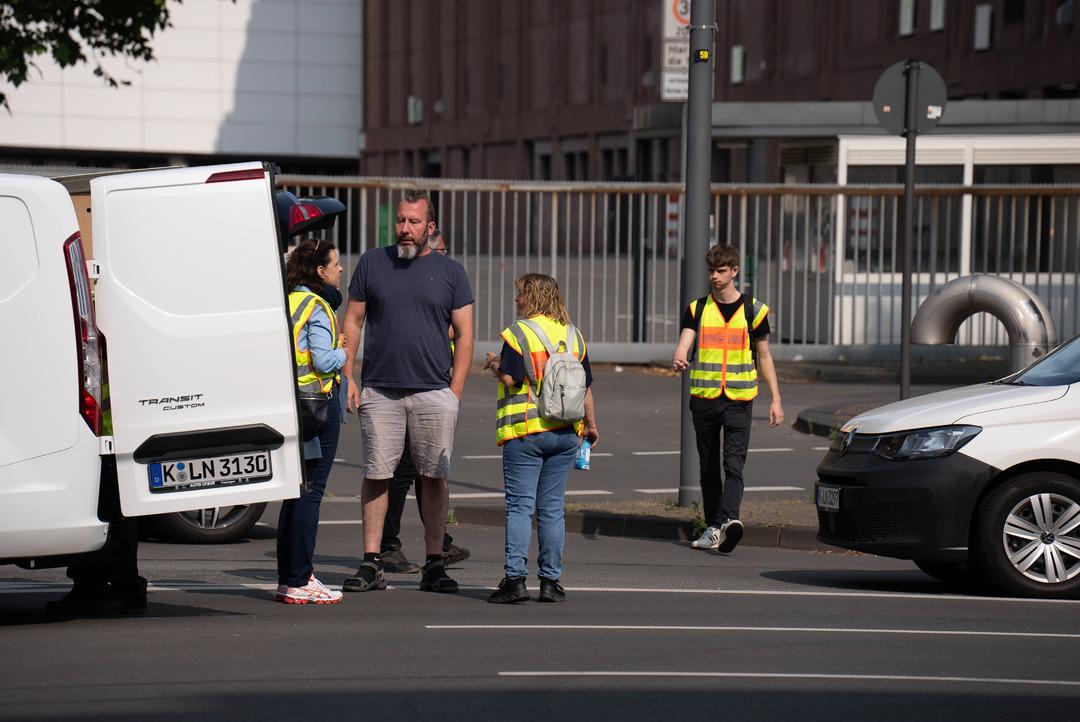 AA-20250604-38180444-38180443-KOLNDE_20_BIN_KISI_TAHLIYE_EDILDI_SAVAS_DONEMINDEN_KALMA_BOMBALAR_ETKISIZ_HALE_GETIRILIYOR