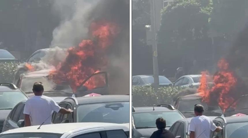 Kartal'da otomobil alev alev yandı