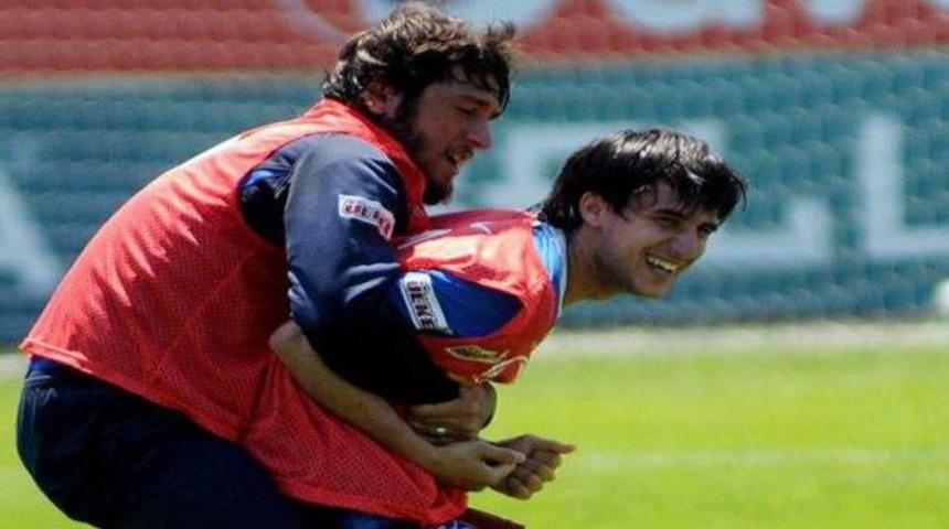 "Avni Aker bordo-maviye boyansın"