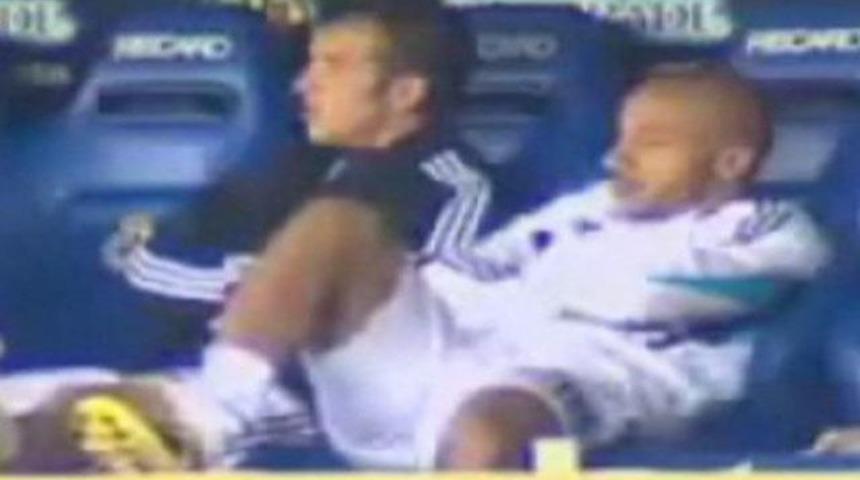 Kul&uuml;bede uyuyakaldı (VİDEO)