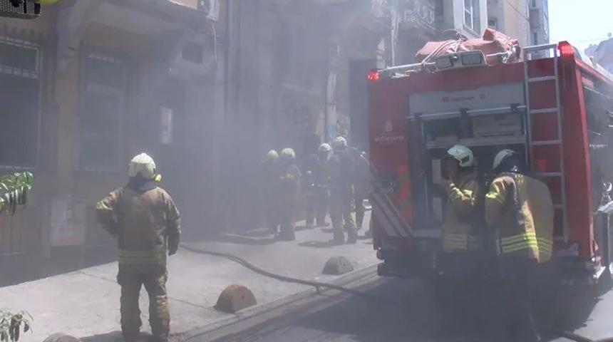 Beyoğlu’nda 7 katlı iş yerinde korkutan yangın