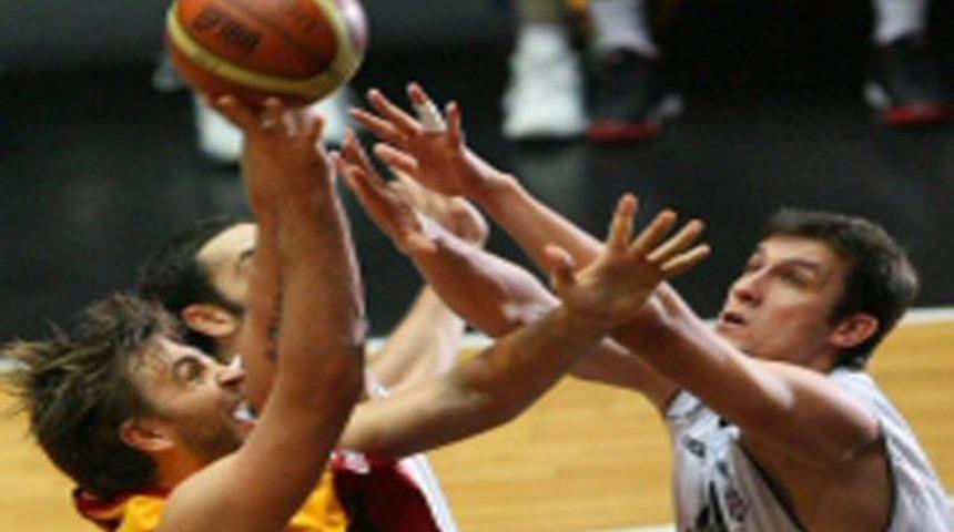 Beşiktaş sildi s&uuml;p&uuml;rd&uuml;: 113-71