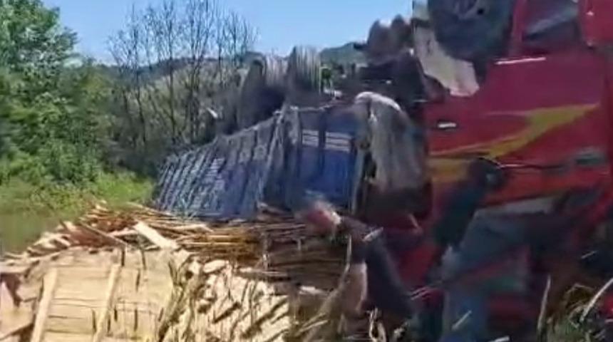 Yalova'da freni boşalan kamyon devrildi; 1 kişi yaralandı