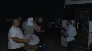 Yargı paketi Resmi Gazete'de yayınlandı, tahliyeler başladı! Görüntüler Sincan Cezaevi'nden: Davul zurnayla karşılaştılar