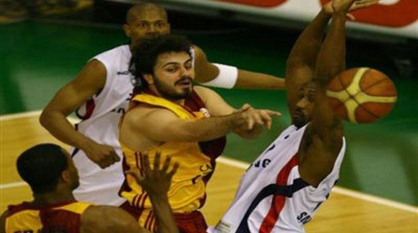 Efes Pilsen acımadı: 103-77