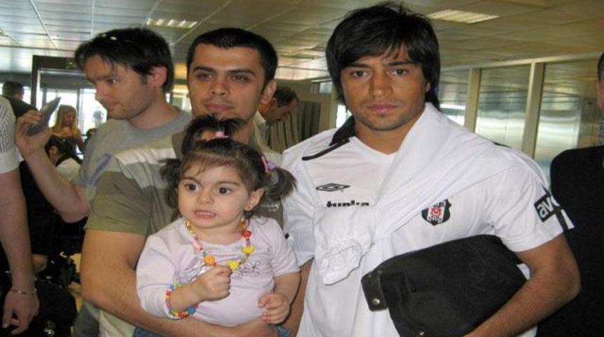 Beşiktaş &ccedil;i&ccedil;eklerle karşılandı