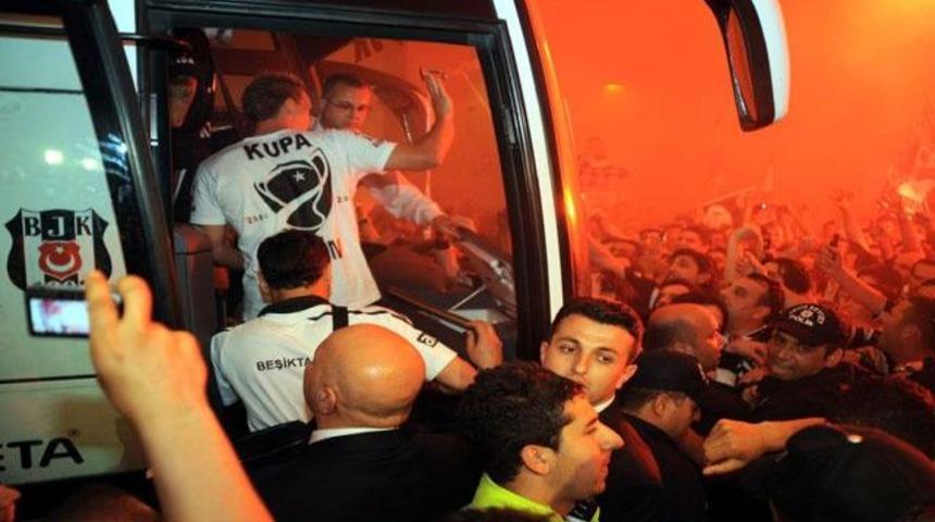 Beşiktaş'a coşkulu karşılama! (VİDEO)