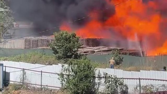 Son dakika | Kocaeli’de palet depolama sahasında yangın! Kapkara dumanlar yükseldi: Fabrikada hasar oluştu