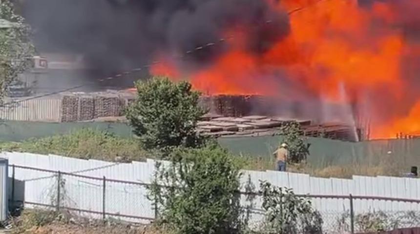 Son dakika | Kocaeli’de palet depolama sahasında yangın! Kapkara dumanlar yükseldi: Fabrikada hasar oluştu