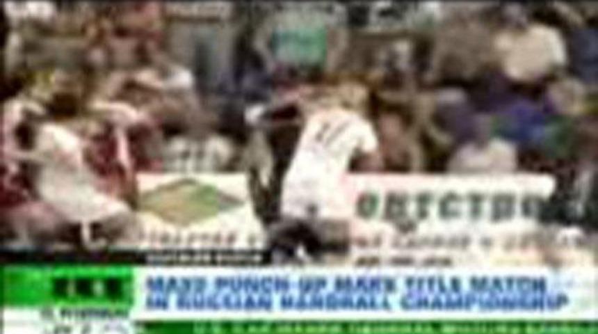 Bayanlardan sa&ccedil; sa&ccedil;a kavga (VİDEO)