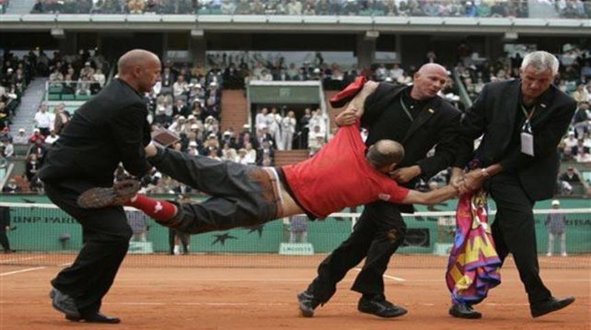 Roland Garros'ta şok! (VİDEO)