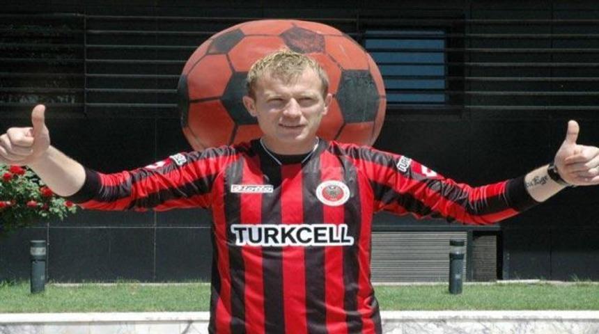 Serdar'dan &uuml;&ccedil; yıllık imza