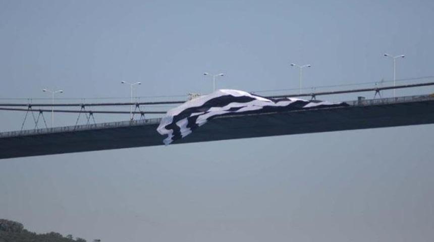 Beşiktaş bayrağı Boğaz K&ouml;pr&uuml;s&uuml;'nde