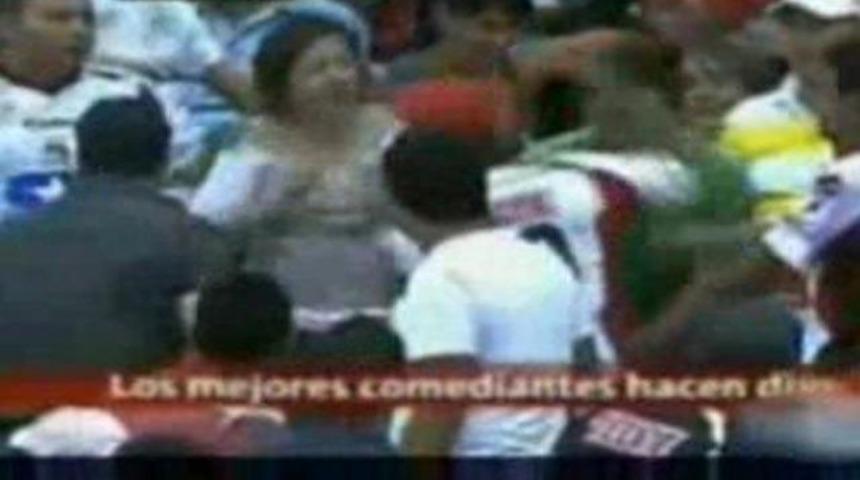 Holiganlar kadını yumrukladı! (VİDEO)