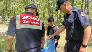 Öğrenciler jandarma ekipleriyle birlikte çöp topladı