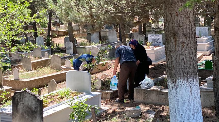 Bayram arefesinde mezarlıklar ziyaretçilerle doldu 