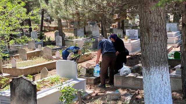 Bayram arefesinde mezarlıklar ziyaretçilerle doldu 