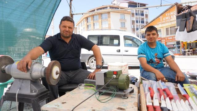 Burdur Gölhisar'da Kurban Bayramı öncesi bıçak bileme ustalarının yoğun mesaisi başladı