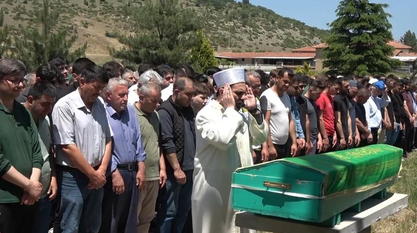 Trafik kazasında hayatını kaybeden genç, son yolculuğuna uğurlandı