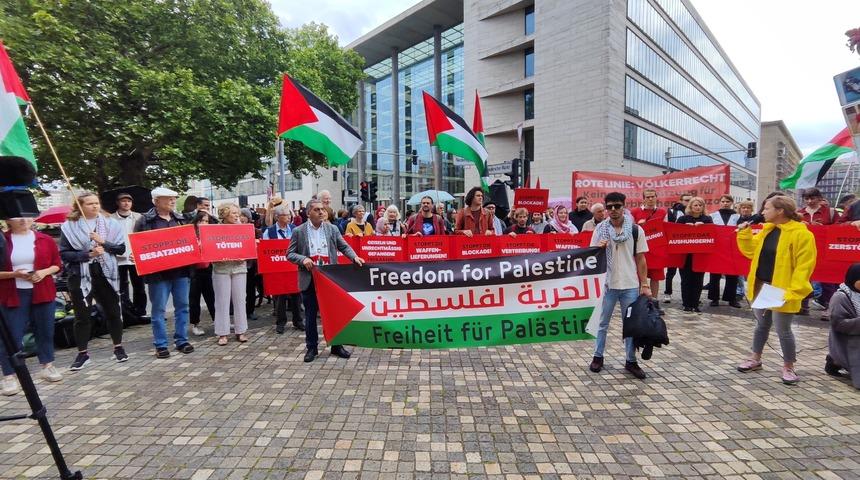 İsrail Dışişleri Bakanı Saar’a Almanya’da Gazze protestosu