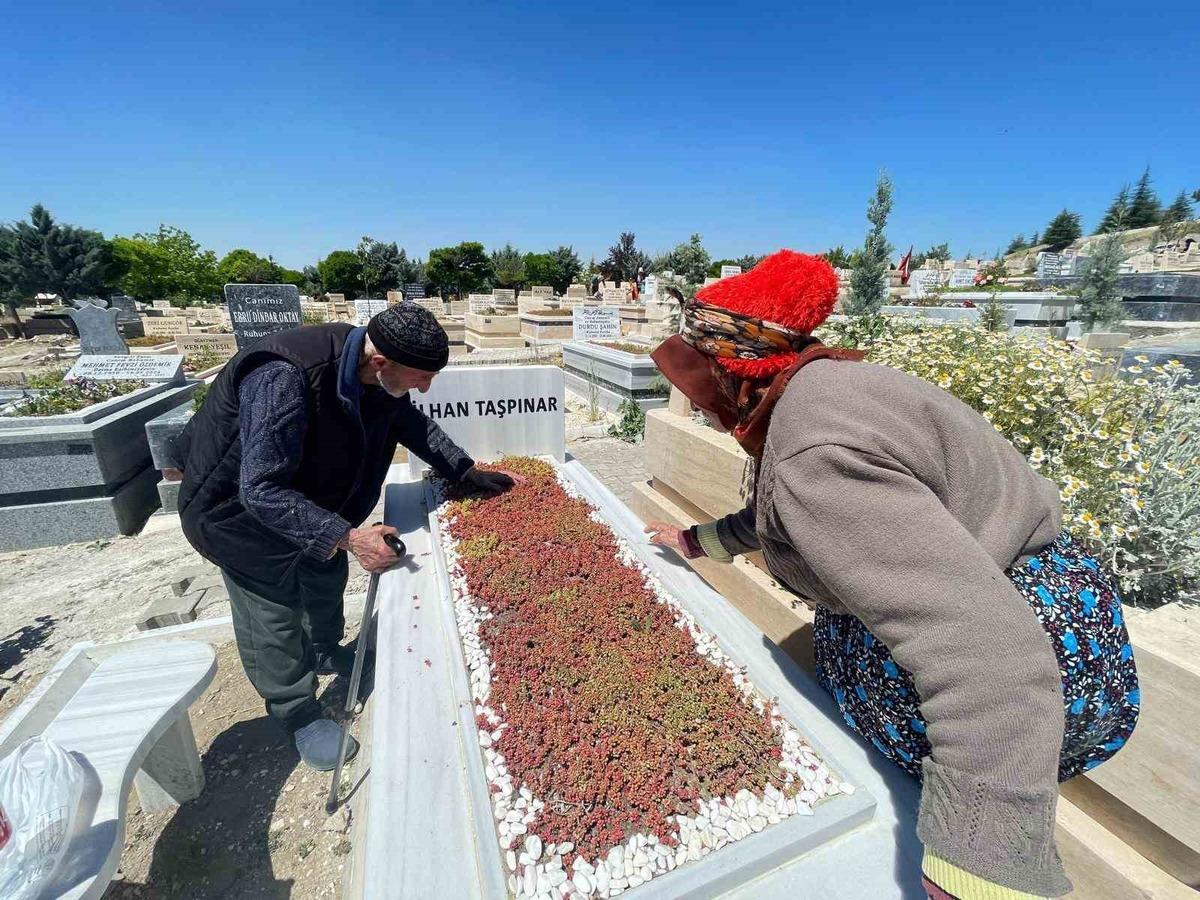 Evlatlarının mezarını ziyaret edemeyen yaşlı &ccedil;ifte Vali Yiğitbaşı &ccedil;ifte bayram yaşattı