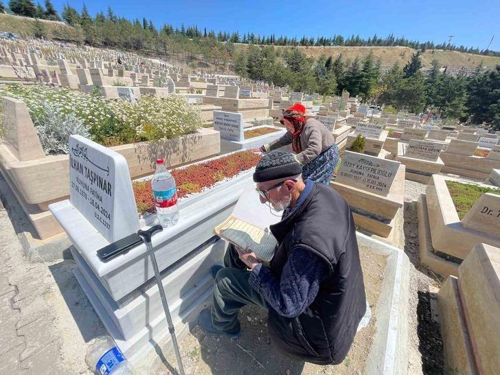 Evlatlarının mezarını ziyaret edemeyen yaşlı çifte Vali Yiğitbaşı çifte bayram yaşattı G2