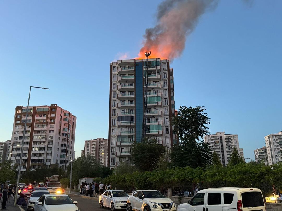 DIYARBAKIR’DA-13-KATLI-APARTMANDA-YANGIN_752828_222197