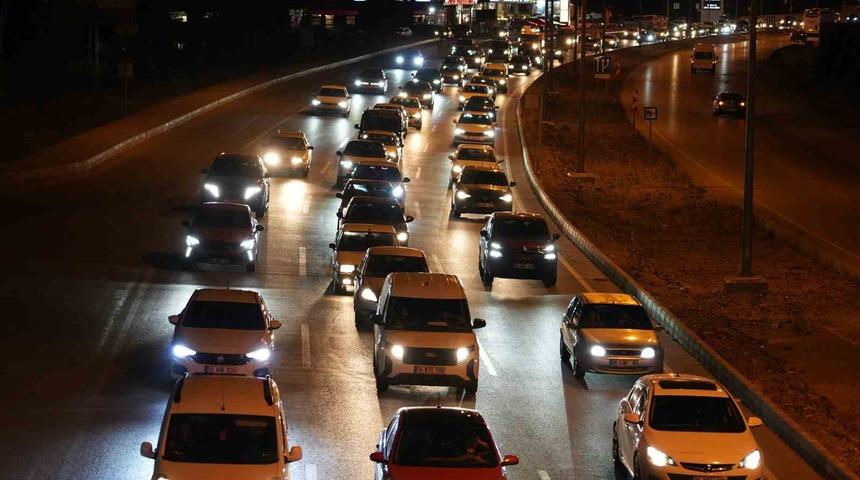 43 ilin geçiş güzergahında gece yarısı trafik yoğunluğu böyle görüntülendi