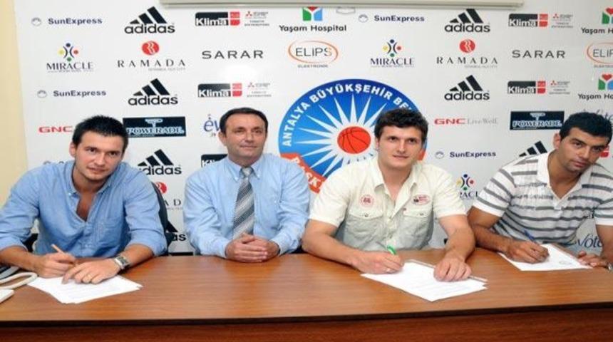 Antalya B.B.de &uuml;&ccedil; imza!