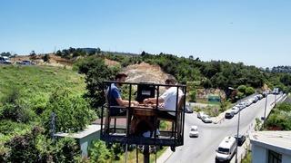 Şaka gerçek oldu: Müşteriler neye uğradığını şaşırdı! Kendilerini vinç tepesinde buldular