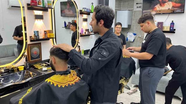 Arife günü başladıkları mesaiyi bayram sabahı noktaladılar: Berberlere akın