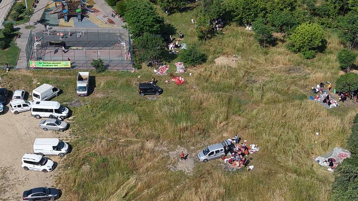 İstanbul'da kurban kesim yoğunluğu! Yol kenarlarında yine aynı manzara... Bıçağını kapan oraya geldi G1