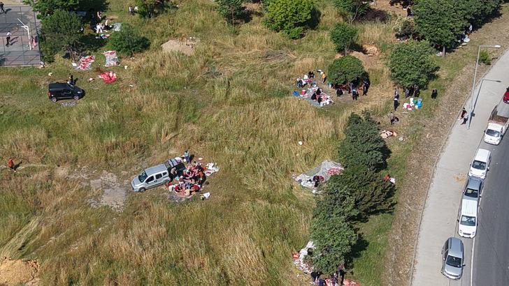 İstanbul'da kurban kesim yoğunluğu! Yol kenarlarında yine aynı manzara... Bıçağını kapan oraya geldi G2