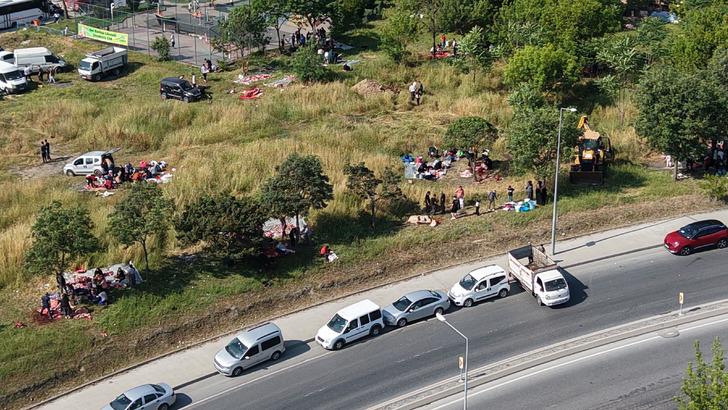 İstanbul'da kurban kesim yoğunluğu! Yol kenarlarında yine aynı manzara... Bıçağını kapan oraya geldi G4