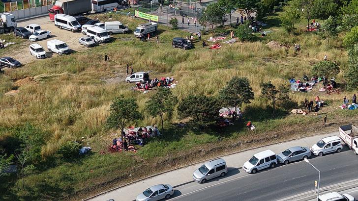 İstanbul'da kurban kesim yoğunluğu! Yol kenarlarında yine aynı manzara... Bıçağını kapan oraya geldi G5