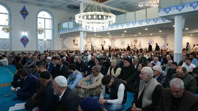 Köln’de yüzlerce Müslüman Kurban Bayramı namazını eda etti