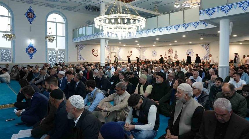 Köln’de yüzlerce Müslüman Kurban Bayramı namazını eda etti