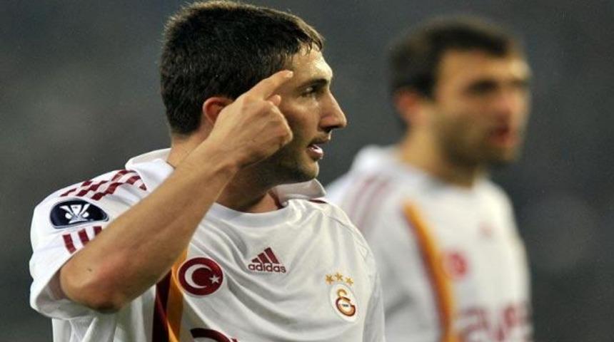 Taraftara ayakkabı fırlattı!