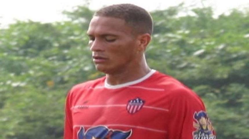 Futbolcu taraftarı &ouml;ld&uuml;rd&uuml;